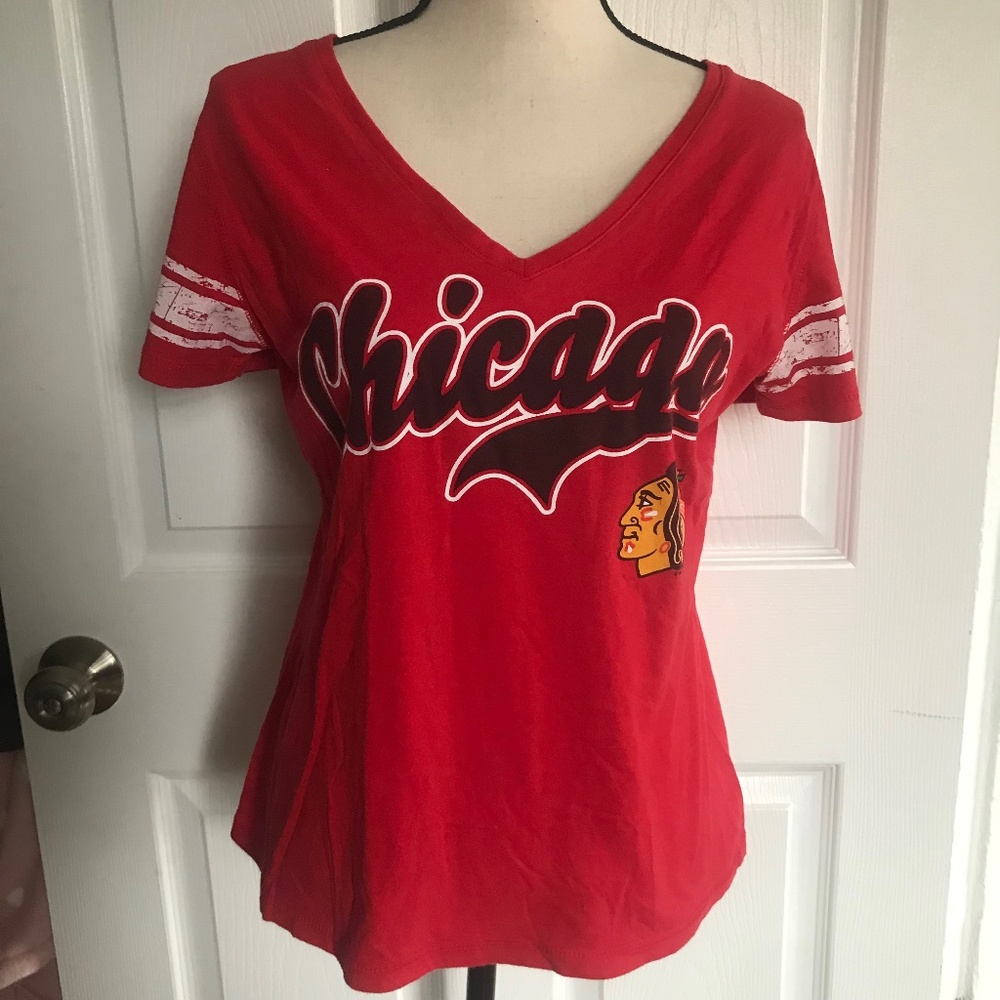 Chicago Blackhawks Hockey NHL Size Large Women's V-Neck T-shirt